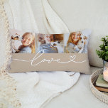 Kärlek i Heart Script Beige Anpassningsbar 3 Photo Lumbarkudde<br><div class="desc">Den moderna och snyggt anpassningsbarna i ländryggen dekorativ kudde har en fotokollage med tre (3) favoritfoton med en enkel och minimal vit typografi av "Kärlek"-typ som innehåller blommande och hjärtedetaljer. Neutralten grått-ish beige och vitt färg kan modifieras.</div>