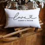 Kärlek i Heart Script Black Anpassningsbar Monogra Lumbarkudde<br><div class="desc">Den moderna och snyggt anpassningsbarna i ländryggen dekorativ kudde har en enkel och minimal typografi av "Kärlek"-typ som innehåller blomning och hjärtedetaljer. Anpassa versaltexten nedan med ett monogram för ett par eller en familj,  ett citattecken eller annan föredragen text. Svartvitt färg kan ändras.</div>