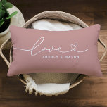 Kärlek i Heart Script Dusty Ro Anpassningsbar Typo Lumbarkudde<br><div class="desc">Den moderna och snyggt anpassningsbarna i ländryggen dekorativ kudde har en enkel och minimal typografi av "Kärlek"-typ som innehåller blomning och hjärtedetaljer. Anpassa versaltexten nedan med ett monogram för ett par eller en familj, ett citattecken eller annan föredragen text. Den dammiga neutraltens ro dammsuga rosa och vit färg kan ändras....</div>