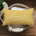 Kärlek i Heart Script Golden Gult Anpassningsbar M Lumbarkudde<br><div class="desc">Den moderna och snyggt anpassningsbarna i ländryggen dekorativ kudde har en enkel och minimal typografi av "Kärlek"-typ som innehåller blomning och hjärtedetaljer. Anpassa versaltexten nedan med ett monogram för ett par eller en familj,  ett citattecken eller annan föredragen text. Den gyllene gulten och det vita färg kan ändras.</div>