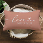 Kärlek i Heart Script Muted Clay Anpassningsbar Mo Lumbarkudde<br><div class="desc">Den moderna och snyggt anpassningsbarna i ländryggen dekorativ kudde har en enkel och minimal typografi av "Kärlek"-typ som innehåller blomning och hjärtedetaljer. Anpassa versaltexten nedan med ett monogram för ett par eller en familj, ett citattecken eller annan föredragen text. Orangen för den muterade leran och det vita färg kan ändras....</div>