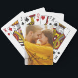 Kärlek i svart skript med Heart Anpassningsbar Pho Casinokort<br><div class="desc">Modern anpassningsbar och snyggt-spelkort har ett favoritfoto med en minsta svart typografi av typen "Kärlek" som övertäcker design och som innehåller blommiga detaljer och hjärtedetaljer. Du kan anpassa den svarta färgaden. En unik presentidé för ett nylott par eller för din älskade på Alla hjärtans dag!</div>