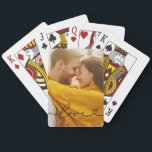 Kärlek i svart skript med Heart Anpassningsbar Pho Casinokort<br><div class="desc">Modern anpassningsbar och snyggt-spelkort har ett favoritfoto med en minsta svart typografi av typen "Kärlek" som övertäcker design och som innehåller blommiga detaljer och hjärtedetaljer. Du kan anpassa den svarta färgaden. En unik presentidé för ett nylott par eller för din älskade på Alla hjärtans dag!</div>
