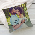 Kärlek i svart skript med Heart Anpassningsbar Pho Kudde<br><div class="desc">Modern och snyggt anpassningsbar dekorativ kudde-design har ett favoritfoto med en minsta svart övertäckningsdesign av typen "Kärlek" som innehåller blomning och hjärtdetaljer. Du kan anpassa texten för svart färgad. En unik presentidé för ett nylott par eller för din älskade på Alla hjärtans dag!</div>
