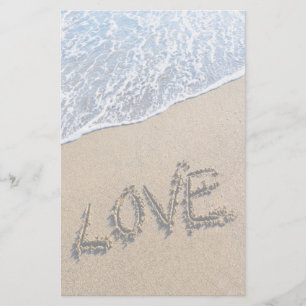 Kärlek in i den skriftliga brevpapperet för sand brevpapper