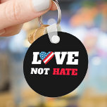 Kärlek inte fet USA flagga Heart Black Nyckelring<br><div class="desc">"Kärlek hatar inte". Stå stolta och låt världen veta hur bra land är och kan vara med denna tänkvärda, slående, grafiska, patriotiska, stötfångare. Ett hjärta fyllt med rustik, vintage, fetstil, rött, vitt och blått trä rand och stjärnor amerikansk flagga plus stark vit och röd typografi på svart bakgrund påminner dig...</div>