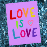 KÄRLEK IS KÄRLEK Colorful Rainbow Vykort<br><div class="desc">Lägg till din egen text eller använda som väggkonst i ram eller fäst på en korkboard. Det skulle vara roligt för ett sovrum, som ett födelsedagskort eller för att göra någon ljusare! Du kan också själv välja en bakgrund färg. Sök efter fler matchande objekt som knapp, mugg, klistermärken med mera...</div>