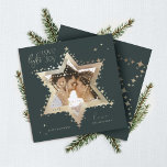Kärlek Joy Light Elegant Guld Star av David Photo Julkort<br><div class="desc">Elegant Hanukkah-stjärnan på David Photo Hanukkah-kortet med en elegant-typografi "Kärlek Joy Light" i faux guld. Skrämmande guld-stjärnor skapar David stjärna med en platshållare för foto placerad i David-stjärnan. Den omvända sidan har en elegant med en stjärnor för David-design. Bild efter Moodthology Papery.</div>