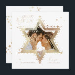 Kärlek Joy Light Elegant Guld Star av David Photo Julkort<br><div class="desc">Elegant Hanukkah-stjärnan på David Photo Hanukkah-kortet med en elegant-typografi "Kärlek Joy Light" i faux guld. Skrämmande guld-stjärnor skapar David stjärna med en platshållare för foto placerad i David-stjärnan. Den omvända sidan har en elegant med en stjärnor för David-design. Bild efter Moodthology Papery.</div>
