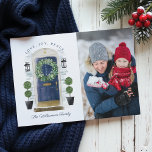 Kärlek, Joy, Peace Navy Watercolor Front Door Phot Julkort<br><div class="desc">Snyggt hem för helgdagarna hälsningskort att önska din familj ett God jul i julhelgen. Vår design har vår egen handmålade vattenfärgade, blå ytterdörr med en fin julkrans helgdag. Står i kontakt med guld på brevlådeplatsen, dörrhandtaget och dörrparkeringsskylten. Modern svart utomhusvägg ljus och en lyckad dörröppningsdörr fullbordar den här charmerande helgdag...</div>