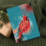 Kärlek Joy & Peace Red Cardinal Watercolor Teal Bl Julkort<br><div class="desc">Vår kardinalanda med julkort är ett uttryck för värme, liv och helgdag inspirerad av naturen. Uttryckliga penseldrag och penndrag kombineras med våra konstnärliga, stiliserade röda kardinalbilder av fåglar. Att väcka känslan av kärlek, glädje och fred. Mättade gråtoner av , , djupa svarta, safirblåa och mörk gyllene nyanser kombineras på ett...</div>