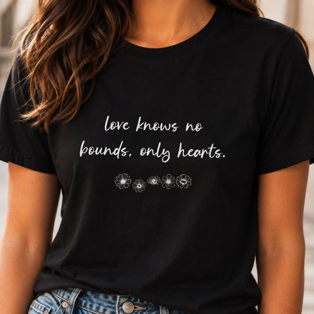 Kärlek känner inga gränser Blommig Script Citat De T Shirt (Skapare uppladdad)