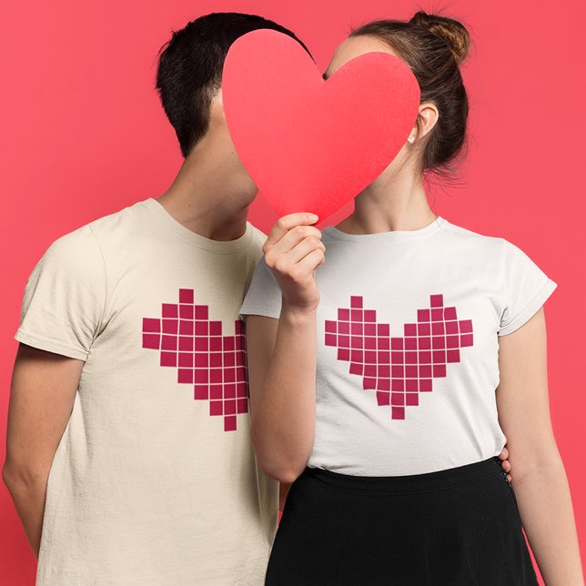 Kärlek kisses t shirt (Couples hiding behind hearten and kissing)