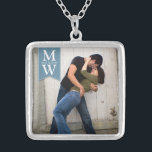 Kärlek kopplar ihop fotoet & märka med sina silverpläterat halsband<br><div class="desc">Fira din kärlek med ett härligt hänge som presenterar ett foto av koppla ihop och deras initialer.  Perfekt för en förlovning,  ett bröllop eller valentin gåva. Vittext på en mjuk denimblått sjunker banret.</div>