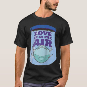 Kärlek ligger i Luft mot Valentines day i en enda  T Shirt