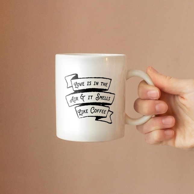 Kärlek ligger i Luft och det luktar som Coffee Fun Kaffemugg (Skapare uppladdad)