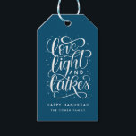 Kärlek Light and Latkes on Blue Hanukkah Presentetikett<br><div class="desc">Den här festblåvita och vita Hanukkah-märkrn med den tematiska presenten har ord "kärlek light and latkes" skrivet med handskript.</div>