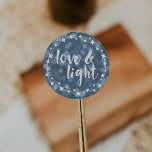 Kärlek & Light Bokeh Hanukkah Runt Klistermärke<br><div class="desc">Lycklig Hanukkah! Lägg till den perfekt som avslutar pekpennan i kuverten eller presenterna med de här klistermärkena. Utformningen har en blå bakgrund,  vit ram i starten och Kärlek och ljus i vit penseltext.</div>