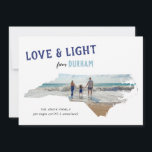 Kärlek & Light från North Carolina Hanukkah Photo Julkort<br><div class="desc">Du är stolt över att vara från North Carolina, skicka ut lite ljushjärtad statlig stolthet den här julhelgen med det här fotokortet Hanukkah helgdag med texturerad text i indigo och ljusblå och accentuerad med snöflingor. Anpassa med ditt eget meddelande om glädje, plats, år, din familjs namn-text och dina favoritfoton. Om...</div>