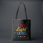 Kärlek Light Latkes Funny Hanukkah Bright på Black Tygkasse<br><div class="desc">Praktisk och Roligt - kombinationen perfekt, den här Kärlek Light Latkes Black Hanukkah Funny Quote Tote kommer att ange en festlig Chanukah-ton var den än går i Julhelgen! Visst att få vänner och familj att le. Den färgstarka, humoristiska ordspråket verkligen står på den svarta stjärnnattens bakgrund. Innehåller utrymme för ditt...</div>