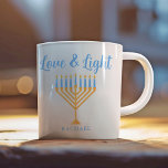 Kärlek & Light Personlig Hanukkah Menorah Gift Kaffemugg<br><div class="desc">Cute anpassade Kärlek och Light Hanukkah mugg för en judisk frukost för familjen eller Chanukah party med synagog. Anpassa den här söt presenten med ditt eget efternamn eller gruppinformation i blått under söt guld menorah.</div>