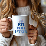 Kärlek Light Sjöar | Modern Whimsical Hanukkah Kaffemugg<br><div class="desc">Upptäck en lekfull,  modern och livfull Hanukah Latkes Mugg med dubbla-sidig utskrift. Den har ett minimalistiskt menorahmotiv i blått och gult,  kompletterat med vismblått. Mugg har en kapacitet på 15 oz och ett alternativ på 11 oz. storlekt tillgängligt. Det är både mikrovågsugn och diskmaskin säker.</div>