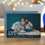Kärlek, ljus och lås | Hanukkah Photo Julkort<br><div class="desc">Det grå och ljusa Hanukkah-fotokortet har ett vågrät- eller landskapsinriktat foto med "kärlek,  ljus,  spärrar" överlagrad med vit text som accentueras med David-stjärnor. Anpassa med Hanukkah hälsning,  namn och året därunder. Kort på andra sidan mönster i snö och stjärnor.</div>