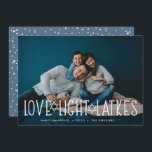 Kärlek, ljus och lås | Hanukkah Photo Julkort<br><div class="desc">Det grå och ljusa Hanukkah-fotokortet har ett vågrät- eller landskapsinriktat foto med "kärlek,  ljus,  spärrar" överlagrad med vit text som accentueras med David-stjärnor. Anpassa med Hanukkah hälsning,  namn och året därunder. Kort på andra sidan mönster i snö och stjärnor.</div>