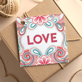 Kärlek märkre med blommor och snurrar av rosa och  gåvor etiketter