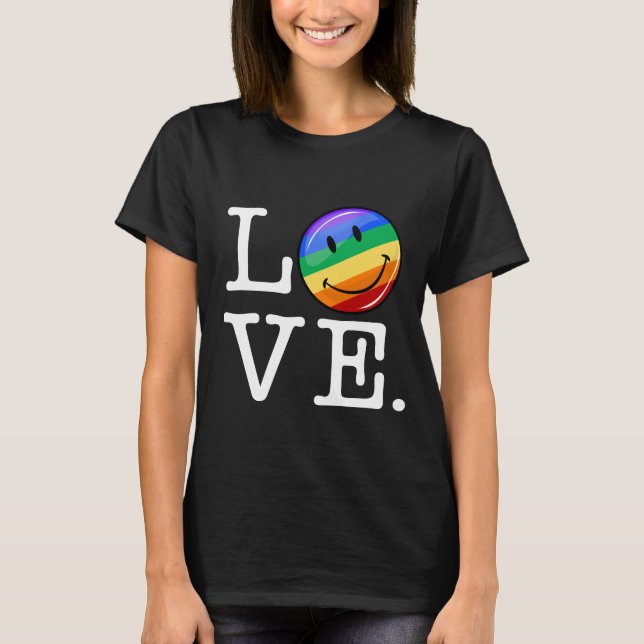 Kärlek med en lycklig regnbågeflaggabög LGBT Tee (Framsida)