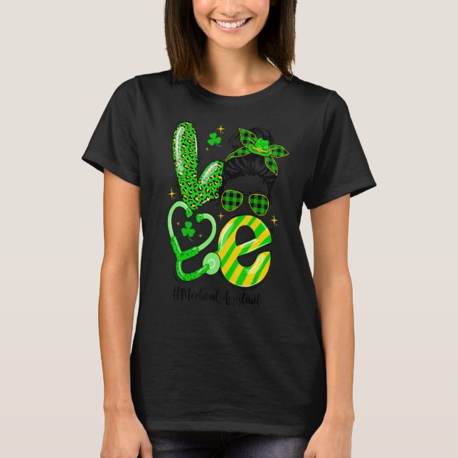Kärlek Medical Assistant Messy Bun Shamrock St Pat T Shirt (Framsida)