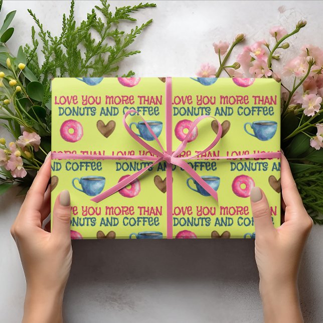 Kärlek mer än att kasta om Pappra Lakan Presentpapper (Let your Valentine know that you love them more than coffee and donuts with this fun wrapping paper!)