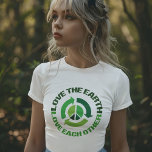 Kärlek Miljöaktivist på jorden Kvinnor T Shirt<br><div class="desc">Kärlek jorden Kärlek varandra. I en underbar återvinningsklausul citeras kvinnans skjortskjortskjorta för en miljöaktivist som tro global uppvärmning är verklig och som vill bidra till att förhindra klimatförändringar. Spara vår miljö och behålla vår planet ren och fullt av fred med detta citat av grönten.</div>