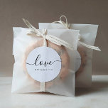 Kärlek Modern Calligraphy Wedding Favor Classic Ro Runt Klistermärke<br><div class="desc">Kärlek-favoritmärke med modern kalligrafi för Bröllop Välkomstsäck. Utformningen har en modern stil-skripttextlayout. Om du vill göra avancerade ändringar väljer du alternativet "Klicka för att anpassa ytterligare" under Anpassa den här mallen.</div>
