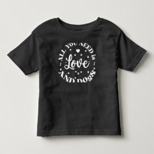 ’Kärlek och Hundar’ Thmet T-Shirt