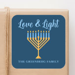 Kärlek och Light Blue Guld Hanukkah Menorah Fyrkantigt Klistermärke<br><div class="desc">Cute anpassningsbar Kärlek och Light Hanukkah-dekal för en judisk familj eller en Chanukah party med synagog. Anpassa med eget efternamn eller gruppinformation i blått under söt guld menorah.</div>