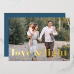 Kärlek och Light Bold Typography Hanukkah Photo<br><div class="desc">Kärlek och Light! Skicka Hanukkah önskemål till familj och vänner med det här anpassadet guld-folie Hanukkah-kortet. Den har fet typografi. Anpassa genom att lägga till namn och ett foto. Detta Lycklig Hanukkah-kort för folie från guld finns på andra kartonger.</div>