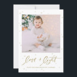 Kärlek och Light Lettering Photo Lycklig Hanukkah Julkort<br><div class="desc">Lycklig Hanukkah! Skicka helgdag önskemål och hälsning till familj och vänner med det här helgdag. Den har penselns kalligrafcitattecken "Kärlek & Light" med stjärnaccenter. Anpassa genom att lägga till namn,  meddelande och foton. Den här designen är tillgänglig som ett platt kort,  ett vikat kort och ett vykort.</div>