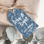 Kärlek och ljus | Blue Bokeh Hanukkah Presentetikett<br><div class="desc">Pressa upp dina Hanukkah-gåvor med dessa festliga märkre. Utformningen har en blå vinsterbakgrund med "Kärlek & ljus" i handskriven stil-penseltext. Anpassa med namn och/eller hälsning för att ta en del av arbetet ur presentemballeringen!</div>
