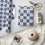 Kärlek och ljus | Modern Hanukkah Menorah Presentpapper<br><div class="desc">Lägg dina Hanukkah-gåvor i stil med denna vackra,  pappra omslutning! Utformningen har växlande mörk blått och vita fyrkanter med marinblå menorahillustrationer och "Kärlek och ljus" i modern vit blockering.</div>