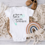 Kärlek och Science IVF Quote Mint Grönt Black Text T Shirt<br><div class="desc">Ta ett steg in i den berömvärda charmvärld som vår exklusiv baby-kroppsdräkt utgör, där skapelns magi på ett utmärkt sätt fångas upp i denna härliga utformning. Den här unika designen är full av glädje och för din lilla, med den hjärtliga frasen "Made with Kärlek and a Little Science". I den...</div>