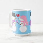 Kärlek och snöfolk: Ljusblå Kaffemugg<br><div class="desc">Vill du ha vintern magi? Här är snöfolket i kärlek. Kärlek är så viktigt,  och det vet dessa snömänniskor. Kärlek,  snö och vintermagi...  vilken underbar kombination! Köp som det är eller lägg till text. Välj från många bakgrunder. Originalarbete,  c) Sharon Lee Hudson. Alla höger reserverade.</div>