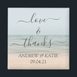 Kärlek och tack Beach Front Vintage Hawaiian Bröll Magnet<br><div class="desc">Ge är dina gäster en souvenir till bröllop och uttrycker sin djupa tacksamhet med den här elegant magneten på strandens framsida och en kalligrafiklingande text som säger "kärlek och tack!". Anpassa datumet namn och bröllop.</div>