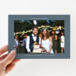 Kärlek och tack Enkel fotoutslingblått Bröllop<br><div class="desc">Ett enkelt och minimalistiskt tack från bröllop som ger ditt bröllop-foto med ett vitt ram med texter som säger "Kärlek och tack" och parets namn och bröllop-datum. Det finns ett förtryckt meddelande på baksidan av kortet som är redigerbart och ett annat bild kan också läggas till. Det här dubbelsidiga tackkortet...</div>