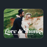 Kärlek och tack för Retro-skriptfotot Bröllop Magnet<br><div class="desc">Gratulerar till kärlek och visa tacksamhet med anpassadets fotot bröllop tack till er magnet! Denna unika keepy är en perfekt för att påminna dina kära om din speciella dag samtidigt som du uttrycker ditt innerliga tack på ett minnesvärt sätt. Det innehåller frasen "Kärlek & Tack" i charmeringsskript. Med det här...</div>