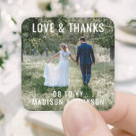 Kärlek och Tack Modern Photo Bröllop Tack Fyrkantigt Klistermärke<br><div class="desc">Lägg till en personlig som avslutar beröring till bröllop tackkort eller party favors som tar emot med de här fyrkantiga anpassningsbarna. Foto och text är enkla att anpassa så att de enkelt kan användas för bröllop & inbjudningskort för möhippa, spara datumkort och förlovning meddelanden. (IMAGE PLACEMENT TIP: Ett enkelt sätt...</div>