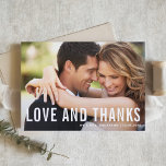Kärlek och tack | Modern typografi - foto Bröllop<br><div class="desc">Skicka tack till familj och vänner med det här anpassadets fototack. Den har en modern typografi och en redigerbar grej mönster. Anpassa genom att lägga till foto och information. Det här fototackkortet är perfekt för bröllop,  studenten,  födelsedagar och andra händelser.</div>