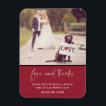 Kärlek och tack Red Bröllop Photo Magnet<br><div class="desc">ditt favoritfoto i bröllop med dina gäster,  vänner,  familj och bröllopsfest i bröllop med de här anpassningsbarnas fotomagneter i vår kärlek- och tack-design. Anpassa med foto,  anpassningsbar och namn.</div>