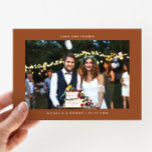 Kärlek och tack Simple Bröllop Photo Terracotta<br><div class="desc">Ett enkelt och minimalistiskt tack från bröllop som ger ditt bröllop-foto med ett vitt ram med texter som säger "Kärlek och tack" och parets namn och bröllop-datum. Det finns ett förtryckt meddelande på baksidan av kortet som är redigerbart och ett annat bild kan också läggas till. Det här dubbelsidiga tackkortet...</div>