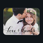 Kärlek och tack | Svart kallgrafi Foto Bröllop Magnet<br><div class="desc">Gratulerar till kärlek och visa tacksamhet med anpassadets fotot bröllop tack till er magnet! Denna unika keepy är en perfekt för att påminna dina kära om din speciella dag samtidigt som du uttrycker ditt innerliga tack på ett minnesvärt sätt. Den har ett modernt typografiskt fotoöverlägg. Anpassa genom att lägga till...</div>